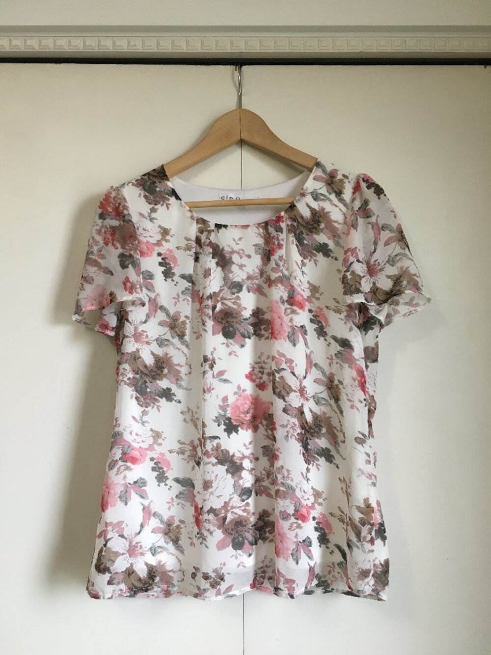 Cleo Floral Flutter Sleeve Bilayer Lined Top M